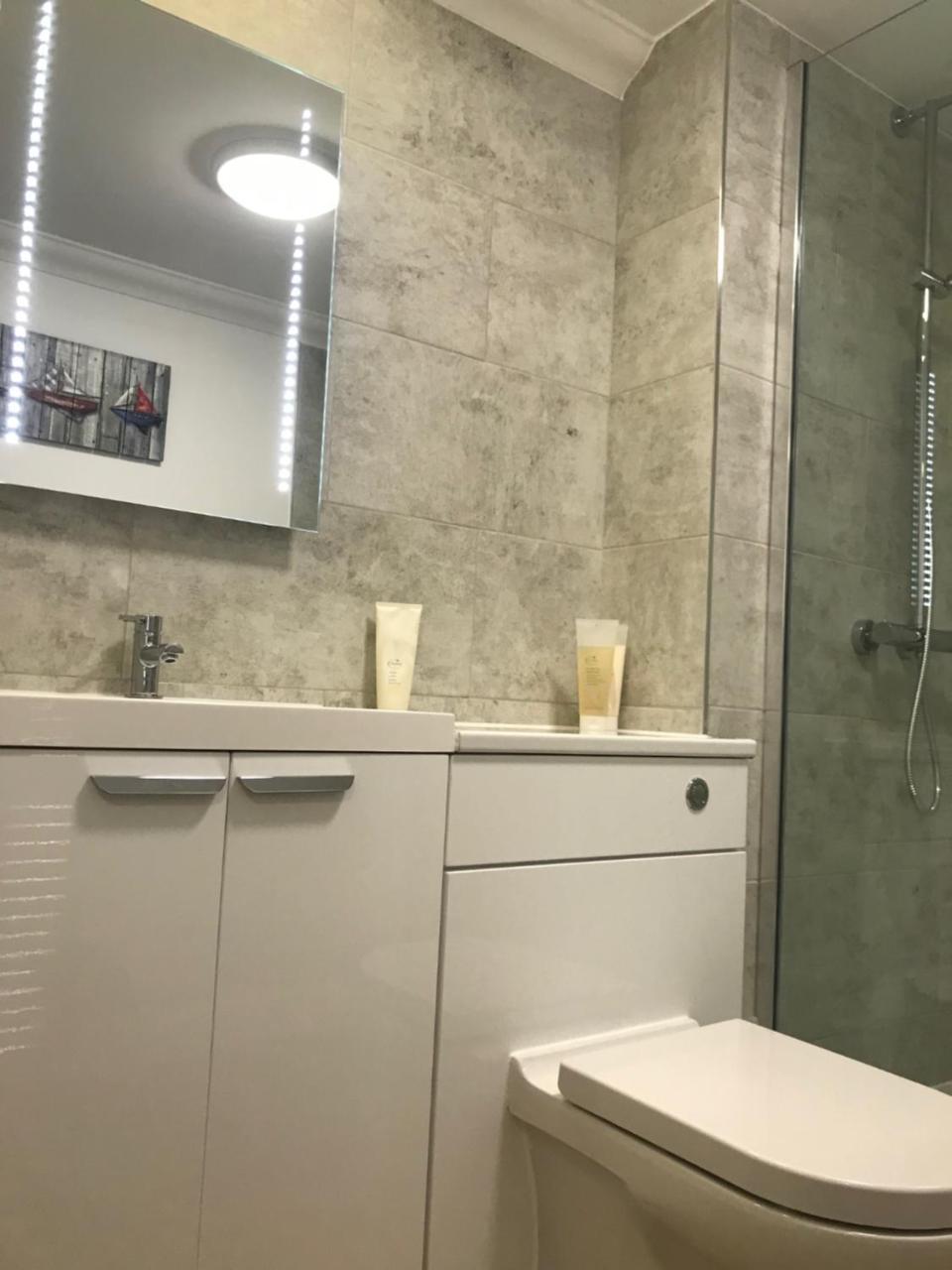 Perfect 2 Bedroom Apartment Located In City Centre With Parking Space Норуич Екстериор снимка